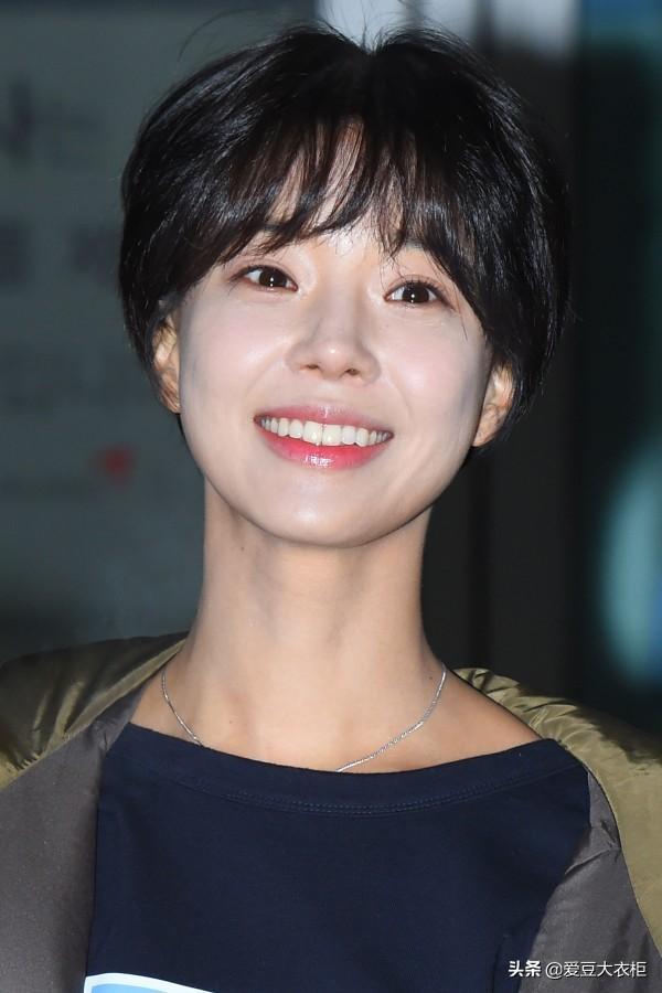 棕色羽绒服配深色穿搭不出错林世美低调不失时髦感的街拍范儿