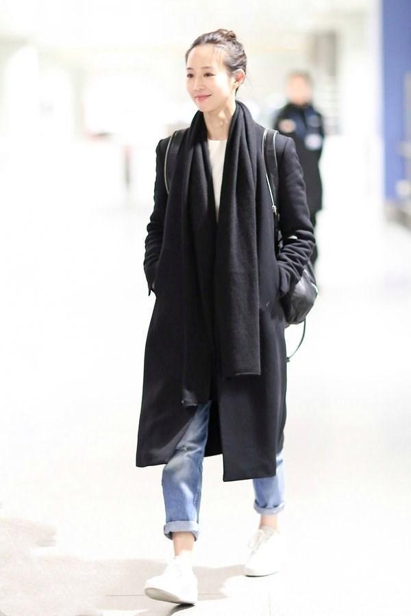 67唐嫣真会穿黑色大衣气场十足大概是女明星里最实用的