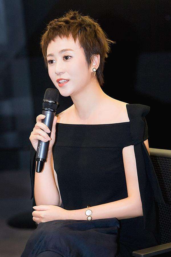 她是张翰的同班同学,和沈腾搭档票房过亿,今嫁帅气老公活成公主