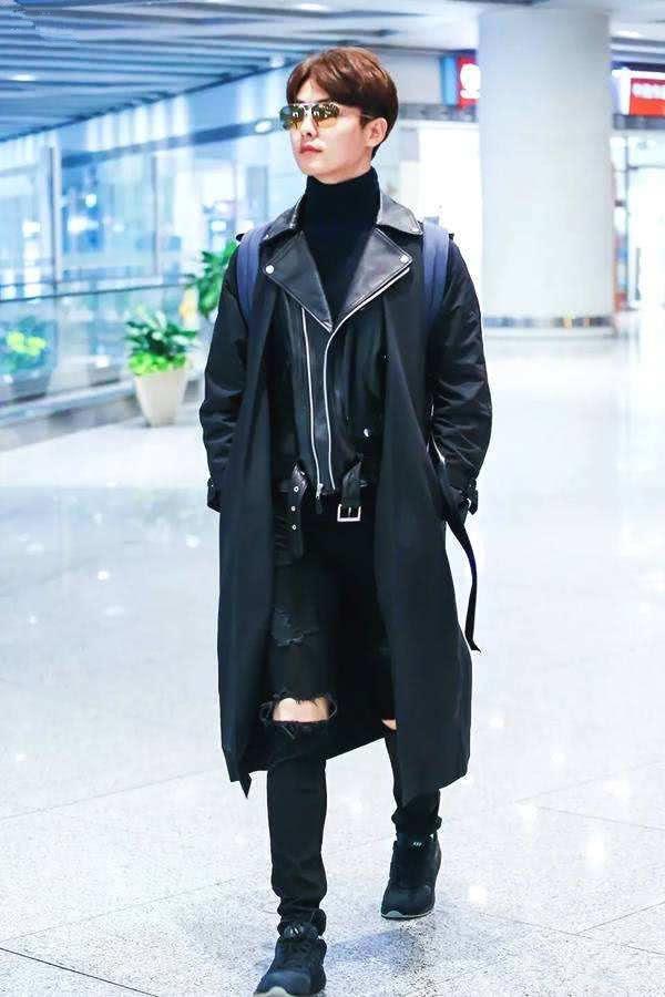 张翰以一身黑色搭配出门穿黑色风衣显气场又瘦又帅气