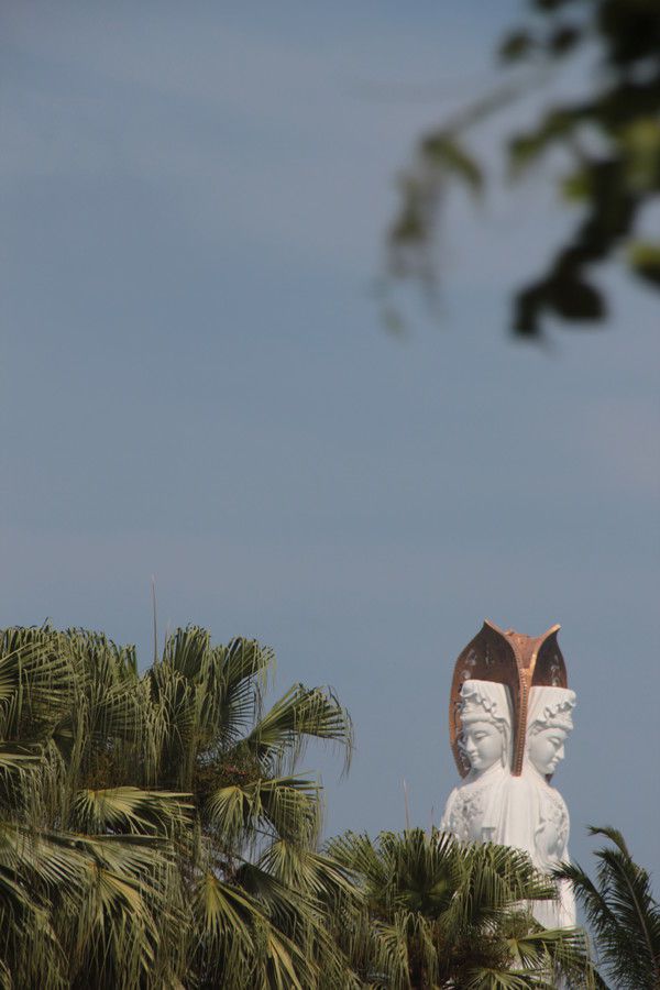 所以,要想祭拜这座观音像,必须围绕神像走一圈,这座观音脚踩108瓣莲花