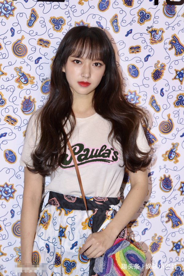 20岁程潇真水嫩!留齐刘海像个芭比娃娃,但半身裙穿出了小短腿