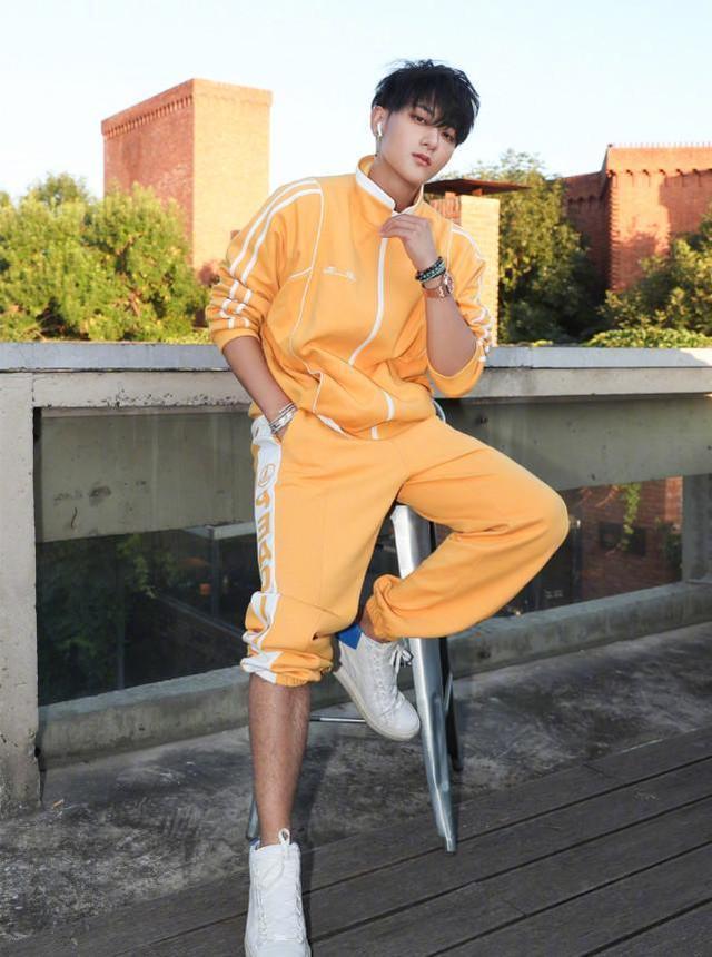 黄子韬现身机场,穿了破洞运动裤,快换换其它穿搭吧!