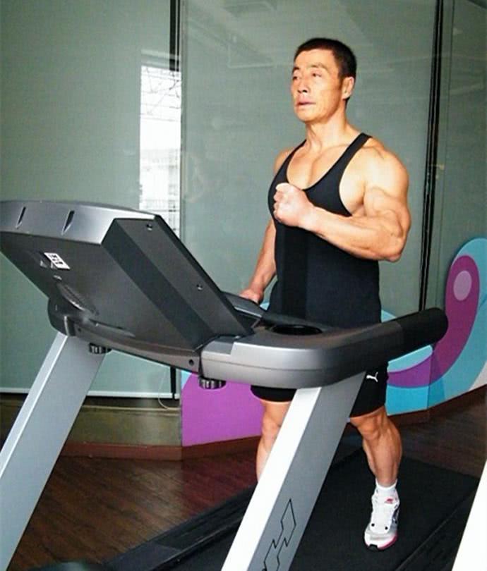 中国70岁老大爷痴迷健身年轻人都自叹不如