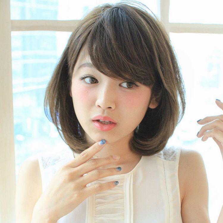 斜刘海的发型显脸小又有气质