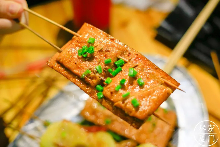 这家开在教堂门口的烤串摊,香到睡衣没换就去吃