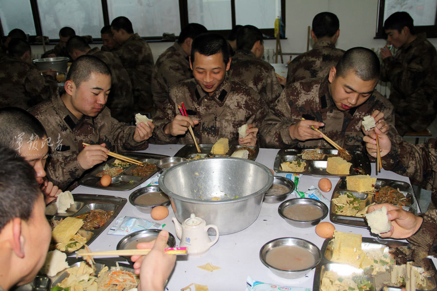 在部队一天吃五顿饭还饿是什么感觉|部队|训练量|饭量_新浪新闻