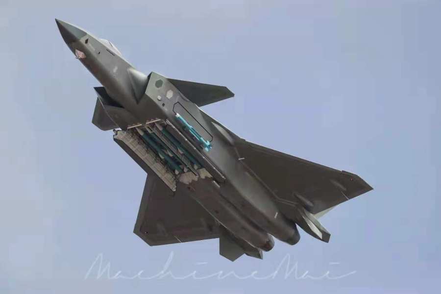 歼20挂6枚导弹,哪个最致命?美国专家看出来,盛赞天才设计!