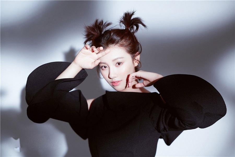 大姐华兰——王鹤润性感黑色吊带裙配羊角辫,一飞冲天呀