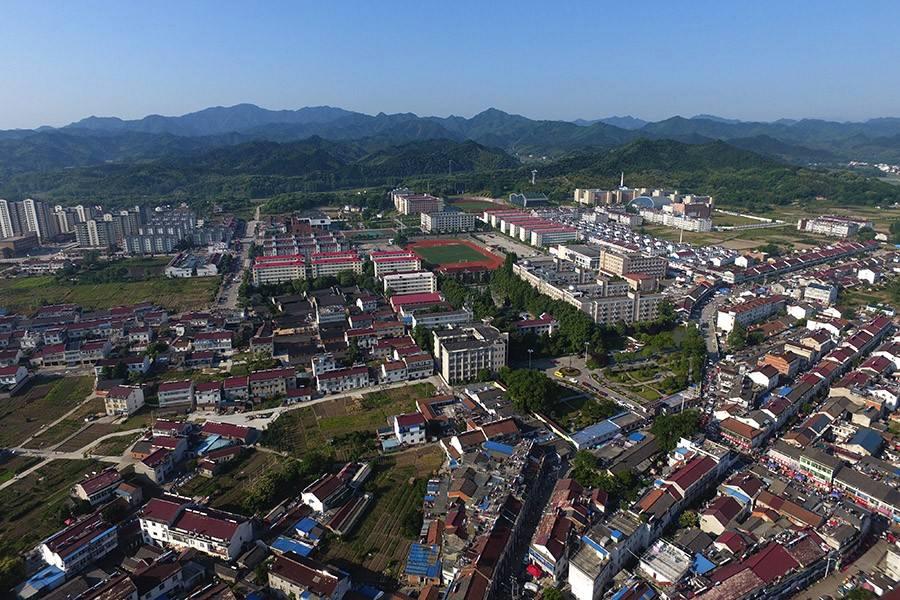 安徽六安金安区最南端的镇, 是全国重点镇, 有一所著名的中学