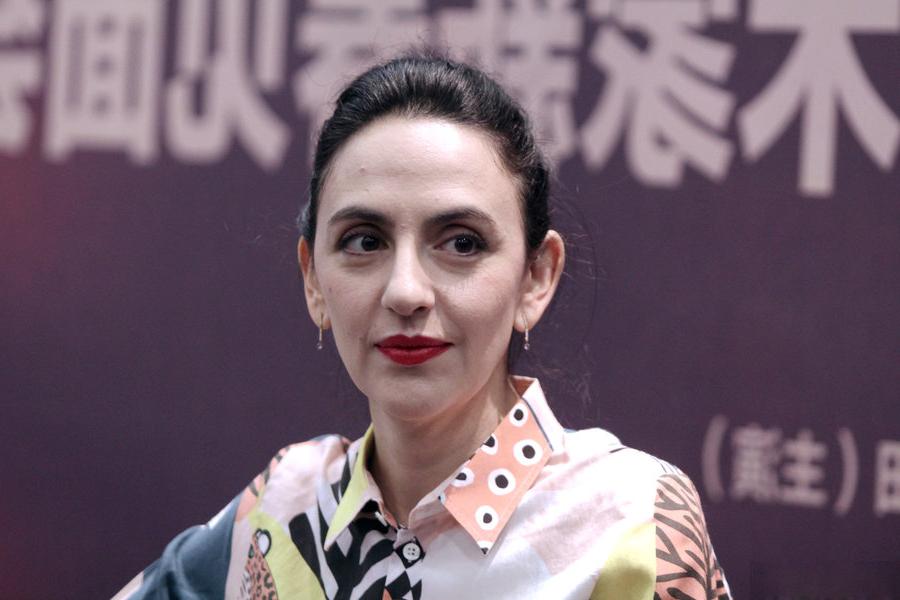 刘烨妻子现身,妆容精致却面相衰老,网友:像老太太