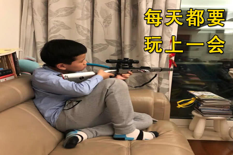 小学生拿吃鸡玩具炫耀,awm子弹用水做,看到98k我笑了!