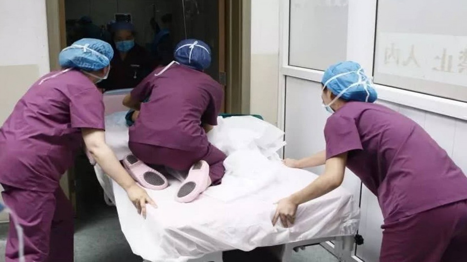 孕妇医院产子,婴儿出生没有脚板吓哭产妇,夫妇哭诉:医院没责?