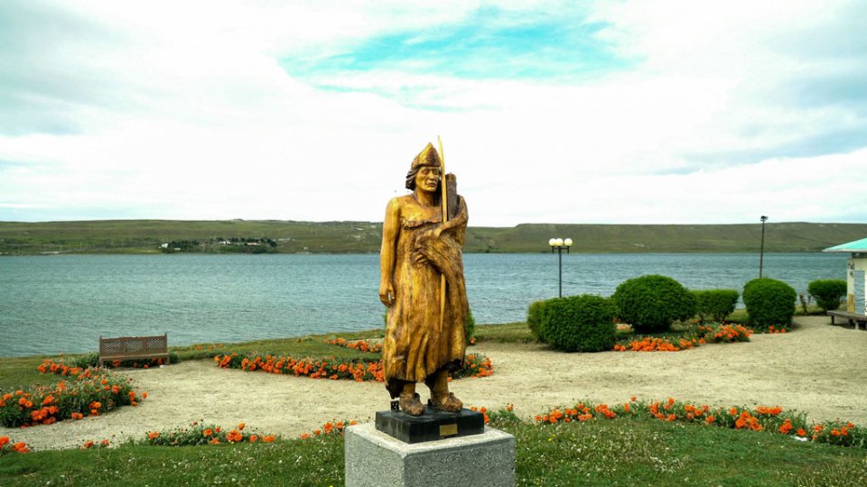 雕像是火地岛的原住民——奥纳族人在国家公园随处可见河狸修筑的堤坝