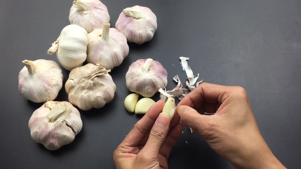 今天才知道,大蒜这里还有一个小机关,轻轻一按,蒜皮就自动脱落