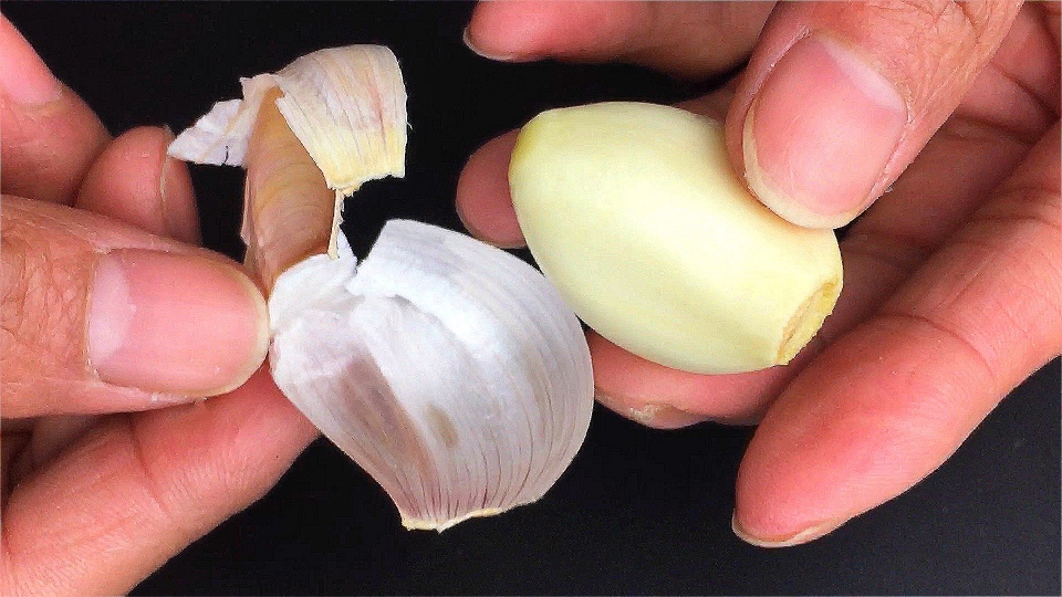 今天才知道,大蒜这里还有一个小机关,轻轻一按,蒜皮就自动脱落