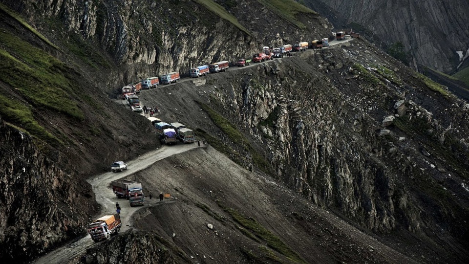 印度超级"死亡公路"蜿蜒于3528米悬崖边,一不小心就得粉身碎骨