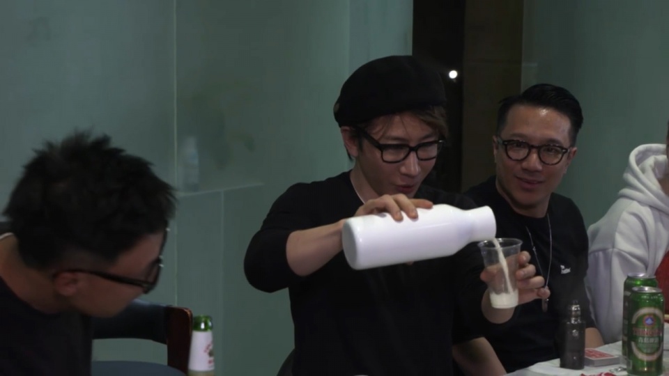 刘谦破春晚魔术换壶传闻,一口气倒出8种饮料,最后的动作太帅了