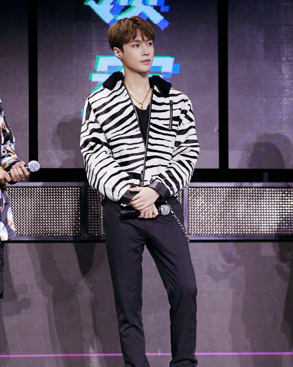 张艺兴这件灰色格子西装看着好时尚网友的关注点却在他鞋子上