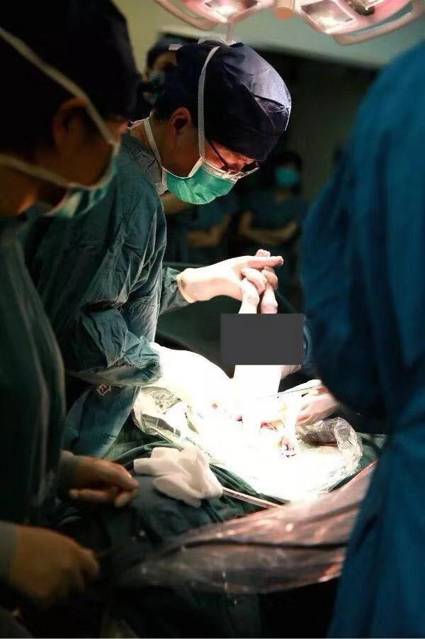 中国首例添宫宝宝诞生母亲为女儿移植子宫命可以不要