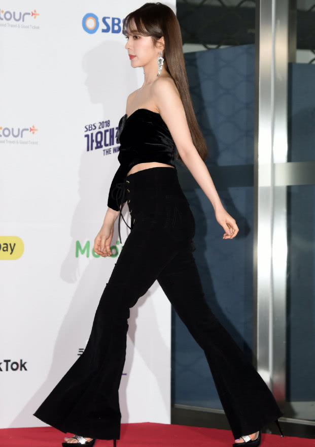 裴珠泫身穿黑色抹胸套装,展"冰美人"的气质,优雅又不失性感!