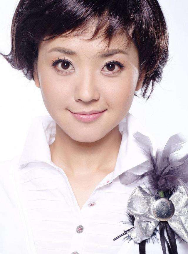 她是央视的"临时"主持人, 工作10年未转正, 如今被请回当评委