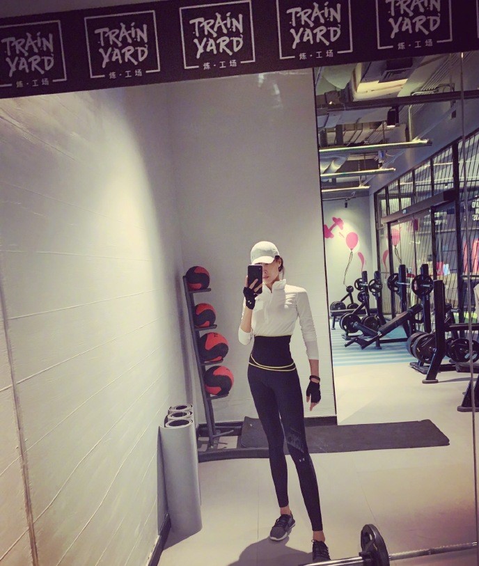 腿王张蓝心晒健身照上演踢腿杀网友一脚能踢到我肩膀上