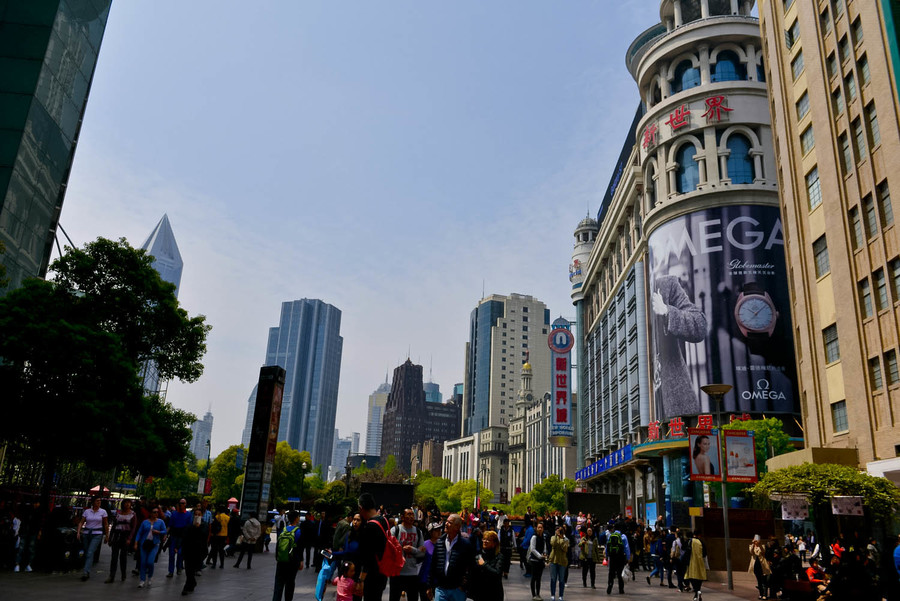 素有十里南京路,一个步行街的称号,路旁遍布着各种上海老字号商店