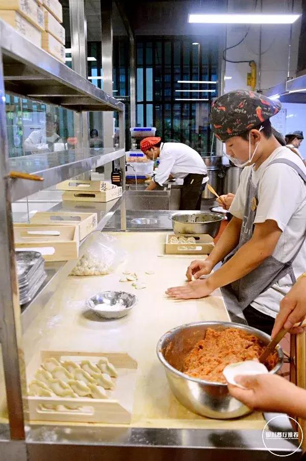 后厨的纯手工"饺子流水线"的确让我没想到,因为想象中,总觉得当今的快
