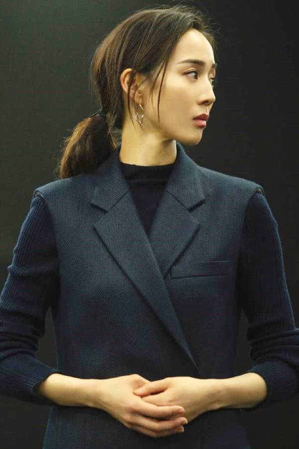张钧甯穿干练套装 耳环勾勒出侧脸的完美弧度