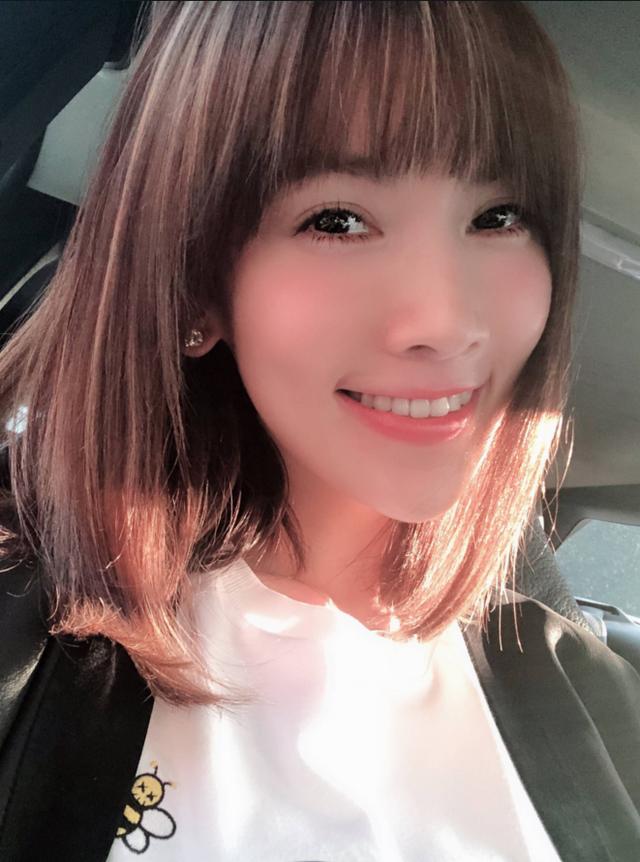 陈若仪晒10年前旧照林志颖抱着刚出生的小kimi画面十分温馨