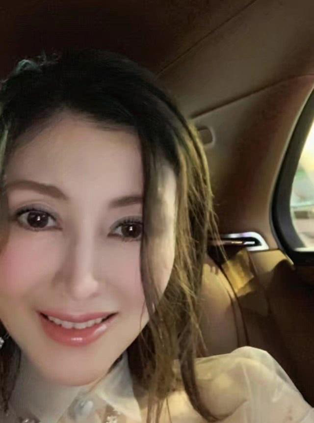 邱咏贤办结婚周年派对49岁李嘉欣携许晋亨参加她变胖后更美
