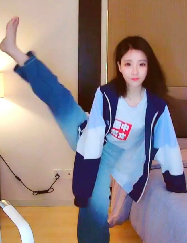 冯提莫穿运动服劈叉,用心让粉丝开心,无奈被做成了