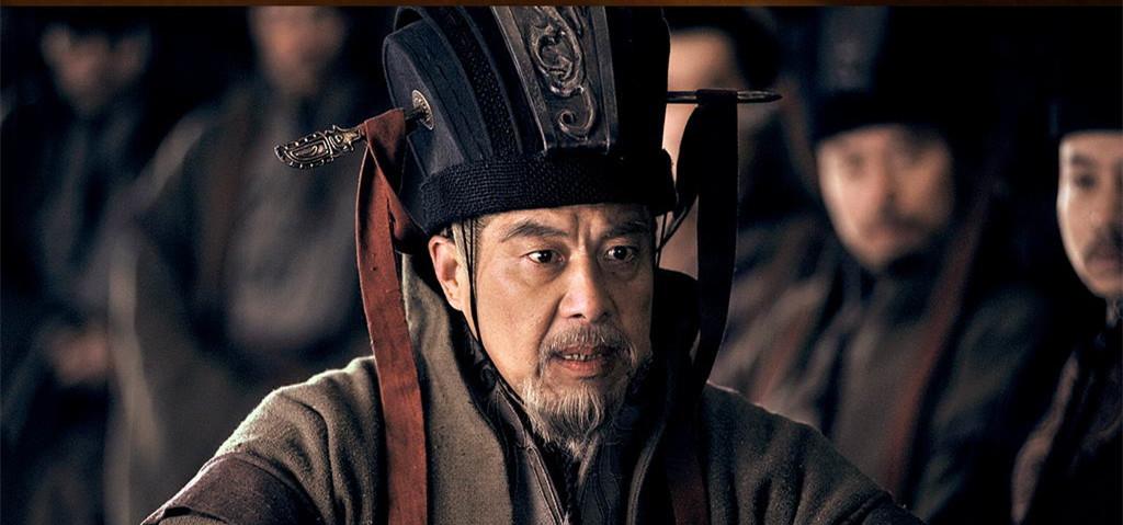 赤壁之战时,张昭力主投降,看上去很草包,为何还得到孙权重用?