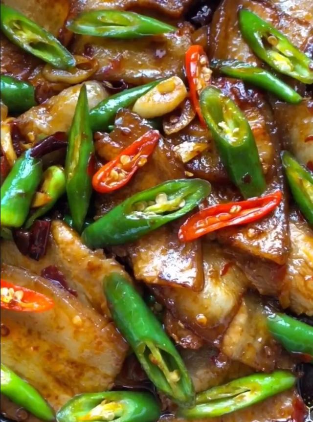 厨师长教你做正宗回锅肉,肥而不腻,特别下饭,看一遍就能学会!