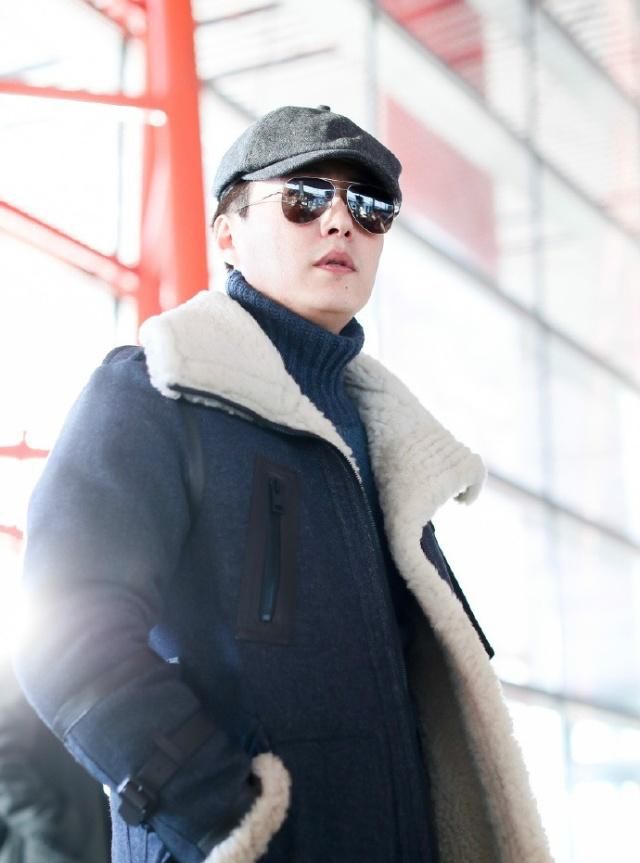 靳东先生机场,穿着棉外套戴着复古帽子,造型真的好绅士啊!