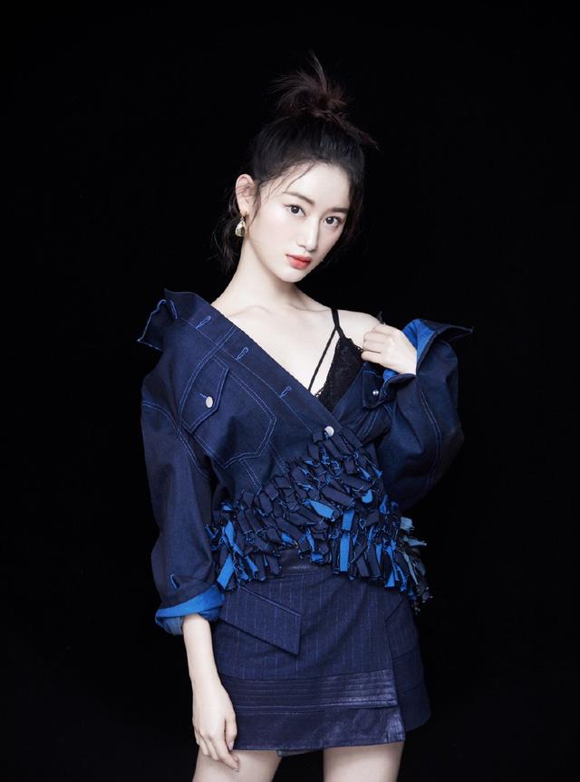 《仙剑3》的小土豆,今穿无袖连衣裙,配白色中筒袜太少女了