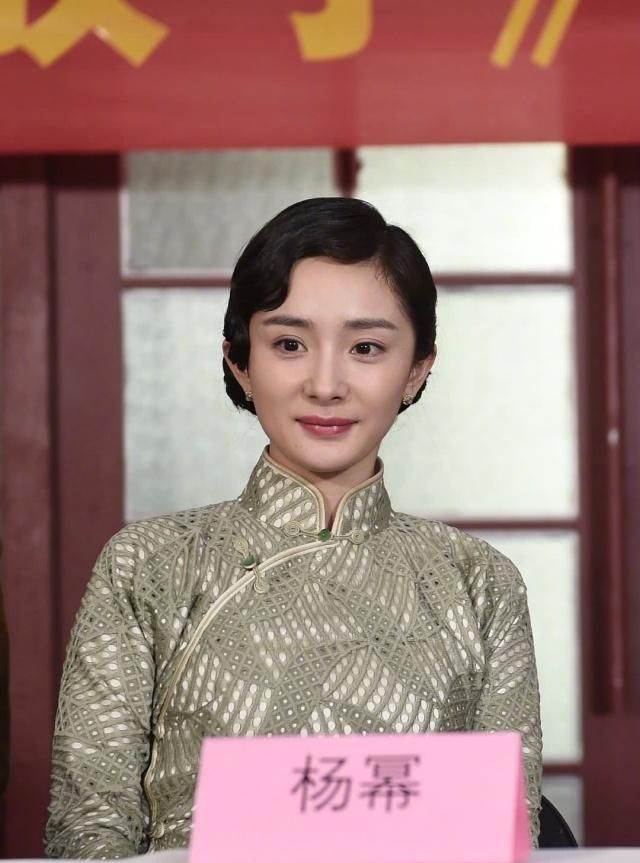和多年未见的李少红同框,杨幂的旗袍造型居然这么美