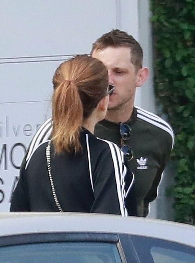 凯特·玛拉挺孕肚和小老公杰米·贝尔散步,一路热聊秀恩爱