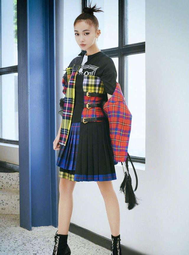 因《延禧攻略》一炮而红,穿条纹西装配短裤,秀"香肠腿"美呆了