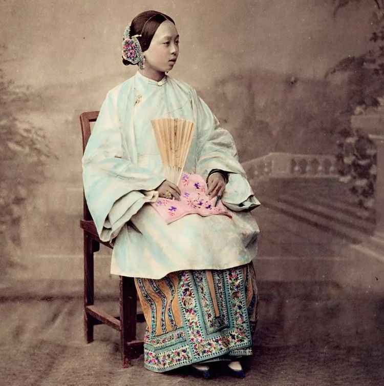 晚清民间老照片眉目精致的青楼女子身高两米的乡村巨人