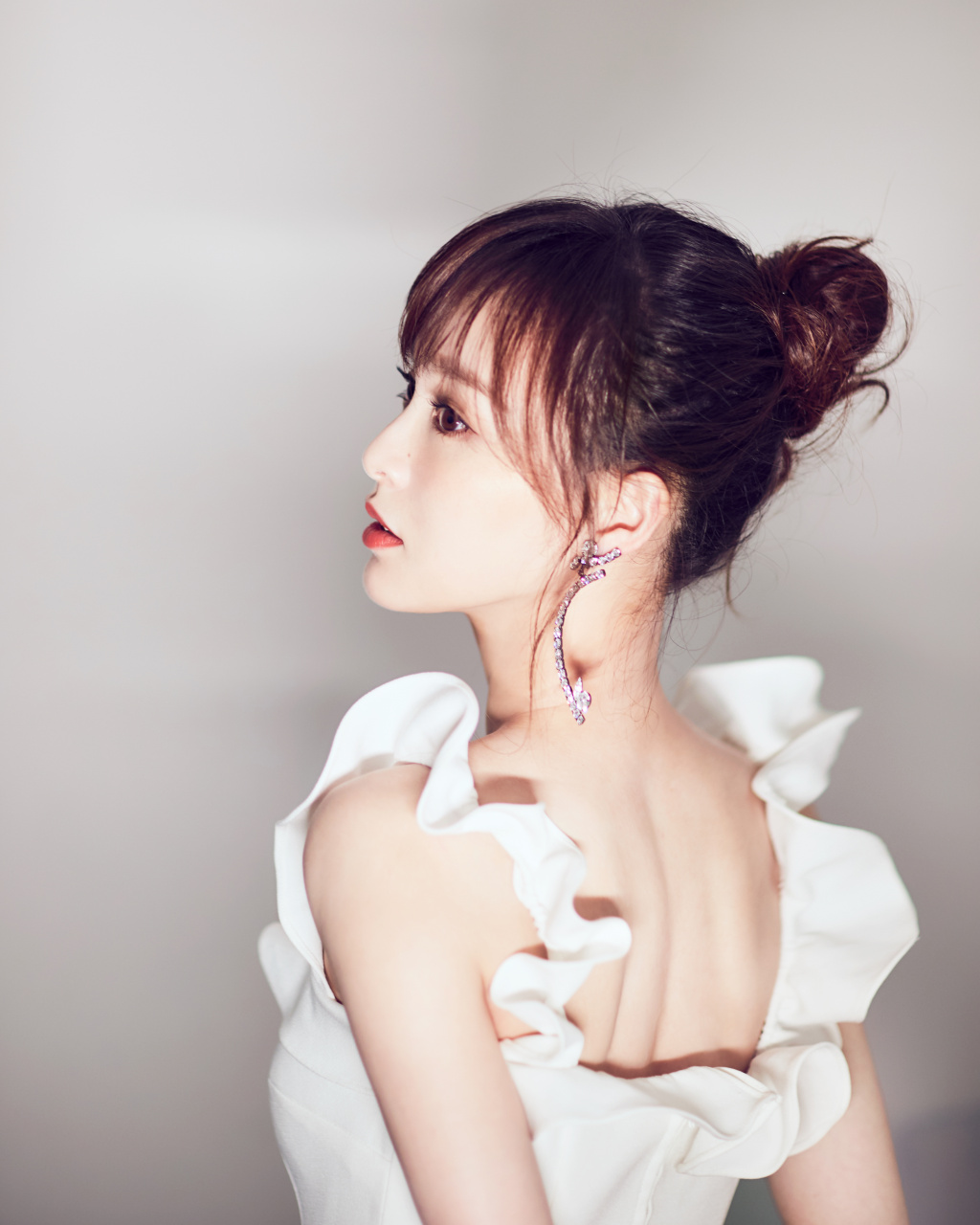 唐嫣白色木耳边修身连衣裙勾勒好身材 搭配丸子头尽显清新俏皮