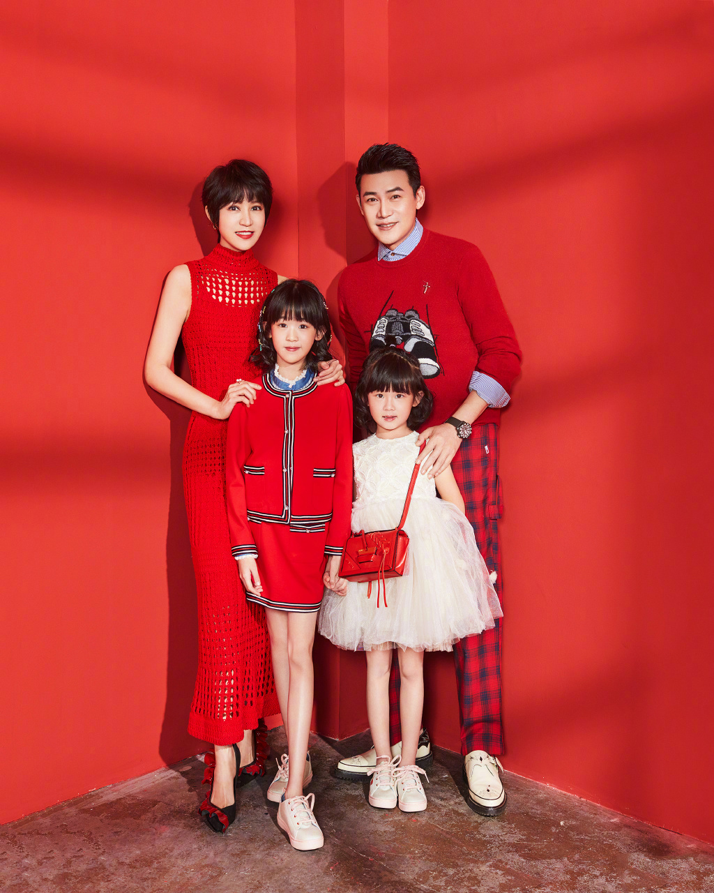 陆毅2019年首晒全家福,贝儿和叶子长大了,姐妹俩好像双胞胎