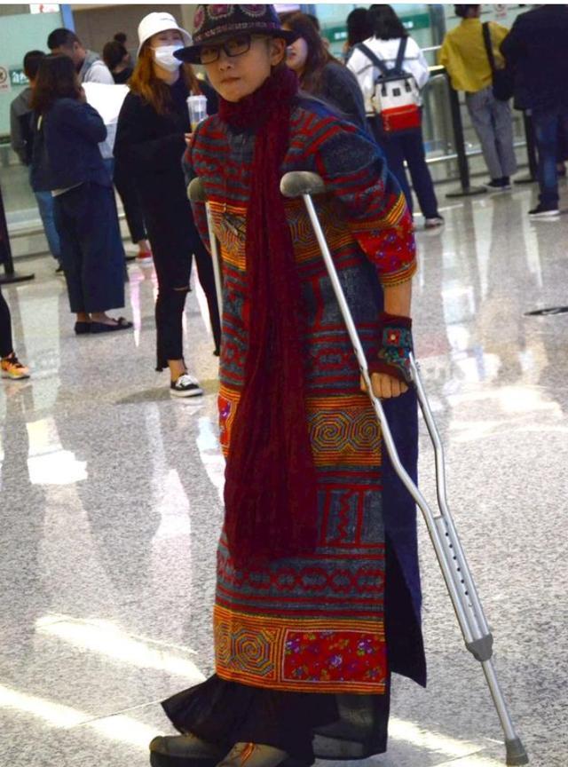 杨丽萍排练时腿部骨折,拄着双拐仍能走出女王风范