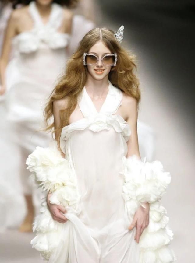 白色纱裙秀太前卫了这样的裙子怕是只能存活秀场吧谁敢穿出门