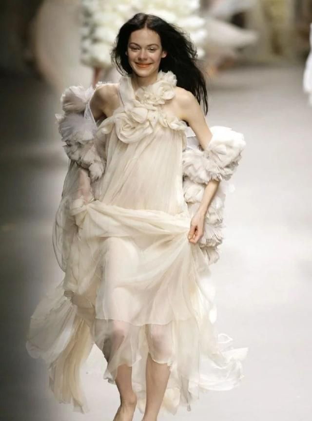 白色纱裙秀太前卫了这样的裙子怕是只能存活秀场吧谁敢穿出门