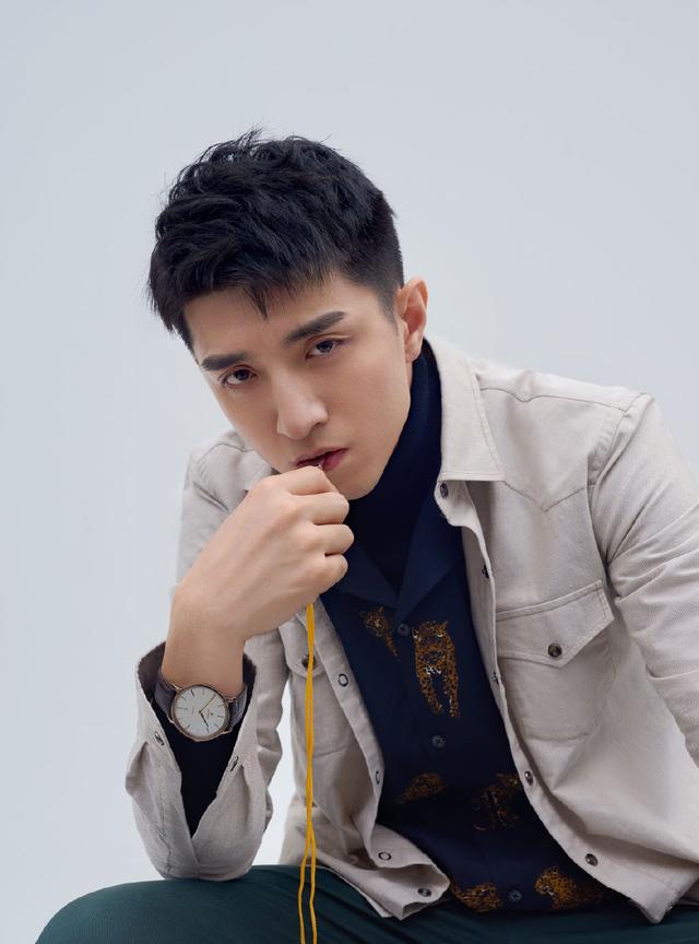 金瀚真会穿,迷彩拼接卫衣袖子还是拉链式的,一下子就赚足眼球了