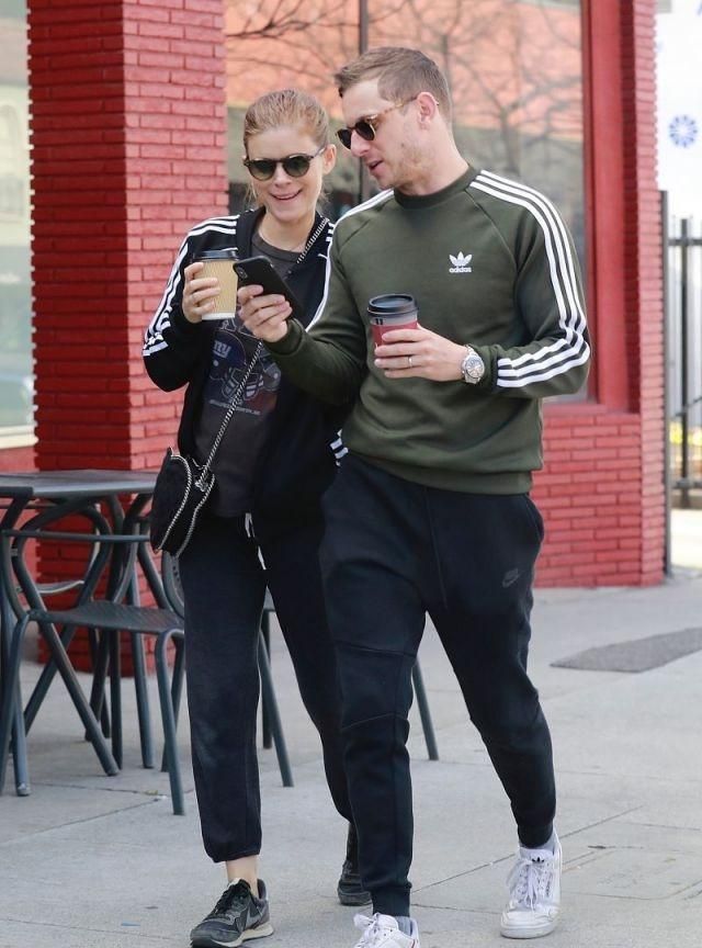 凯特·玛拉挺孕肚和小老公杰米·贝尔散步,一路热聊秀恩爱