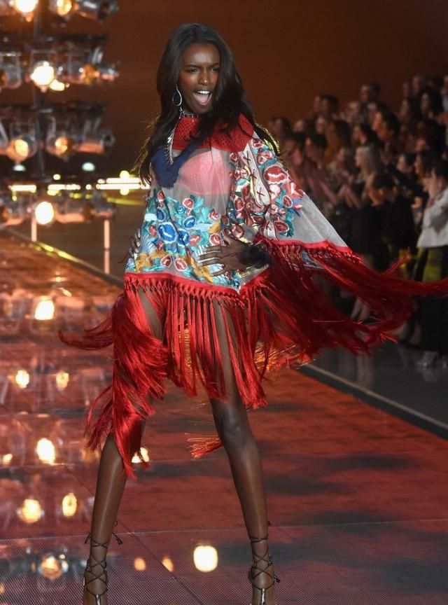 维密国际时装秀,独特的剪裁设计,超模轻松穿出时尚优雅感!