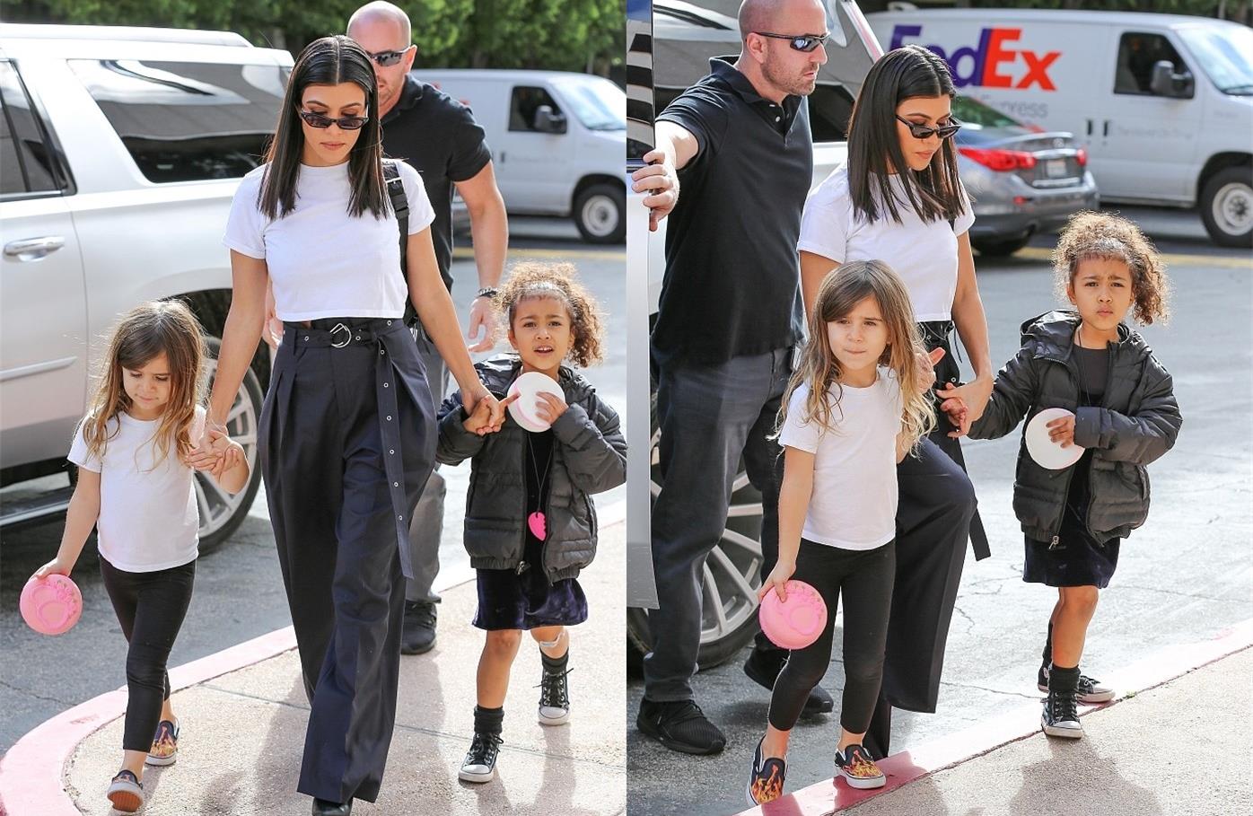 金卡戴珊晒全家福,5岁女儿涂大红唇,从小就是"名媛"